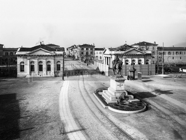 Ai confini della città storica - il monumento a Garibaldi 